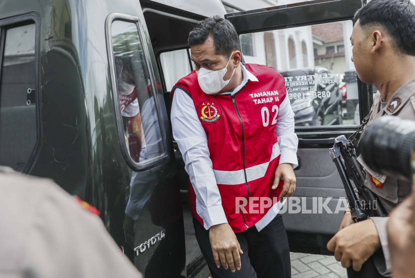  Terdakwa kasus penyerbuan Stadion Kanjuruhan, petugas polisi Bambang Sidik Achmadi, tiba untuk sidang putusannya di Pengadilan Negeri Surabaya di Surabaya, Kamis (16/3/2023).  Pengadilan membebaskan Achmadi yang dituduh berperan dalam pertandingan sepak bola Oktober 2022 antara Arema dan Persebaya yang berakhir ricuh dengan tewasnya 135 suporter.