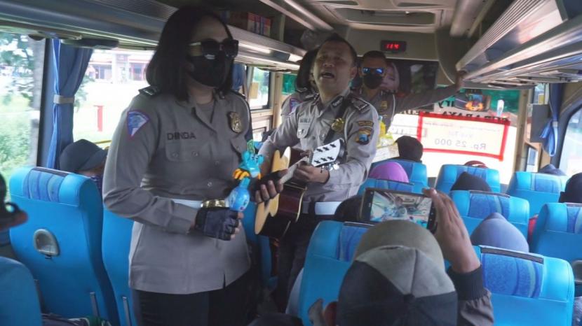 Hebat Pak Polisi! Demi Hibur Pemudik, Polisi di Jombang Rela Ngamen di Bus 