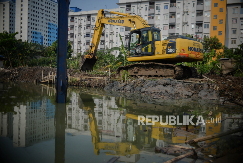 Alat berat beroperasi di area proyek pembuatan embung atau penampungan air di kawasan Semanan, Jakarta Barat (ilustrasi).