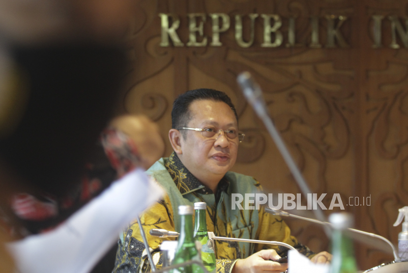 Ketua MPR Bambang Soesatyo memimpin rapat pimpinan bersama bidang anggaran MPR di kompleks Parlemen, Senayan, Jakarta, Kamis (16/4/2020). Rapat tersebut membahas pemotongan anggaran MPR 2020 karena adanya perubahan alokasi anggaran untuk penanganan pandemi virus corona atau COVID-19