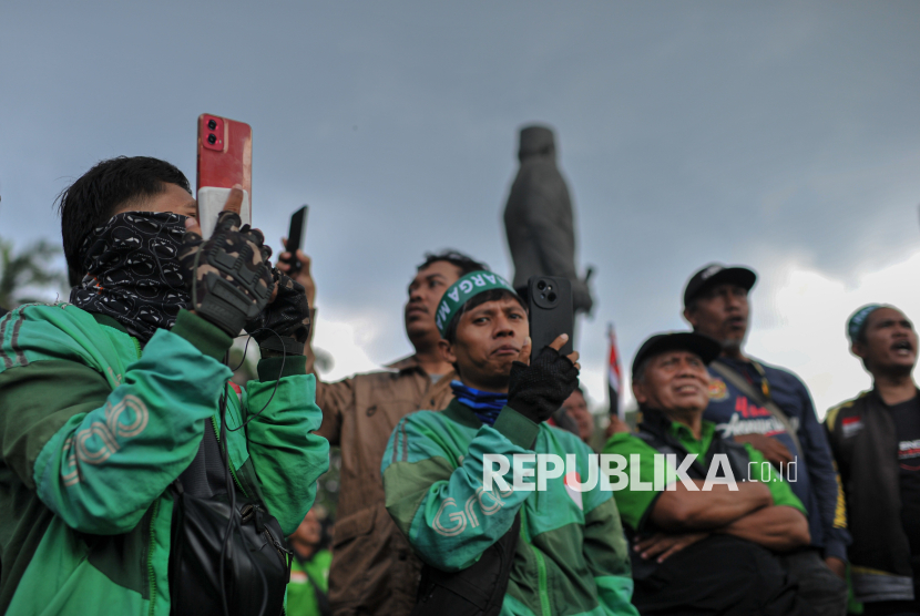 Pengemudi ojek daring atau ojek online (ojol).