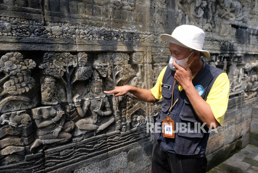 Petugas Balai Konservasi Borobudur (BKB) menunjukkan bagian batu candi yang rusak di Candi Borobudur, Magelang, Jawa Tengah, Selasa (7/6/2022). BKB menyatakan banyak bagian struktur Candi Borobudur yang tergerus atau rusak akibat banyaknya pengunjung dan kurangnya kesadaran wisatawan dalam menjaga dan melestarikan benda cagar budaya. Di antara relief Candi Borobudur, terdapat pula informasi mengenai jenis makanan-minuman yang dikonsumsi masyarakat pada masa lampau.