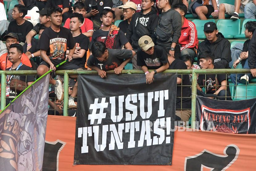 Sejumlah suporter membentangkan spanduk bertuliskan usut tuntas pada pertandingan Persija Jakarta melawan Arema Fc di Liga 1 di Stadion Patriot Chandrabhaga, Bekasi, Jawa Barat, Ahad (20/8/2023). 
