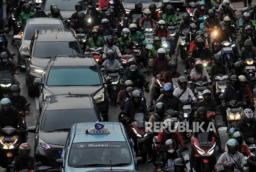 Kendaraan terjebak kemacetan di Jalan Gatot Subroto, Jakarta, Senin (13/10/2024).