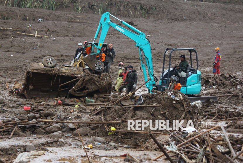Kementerian PU Kerahkan Delapan Alat Berat Tangani Longsor Cisarua