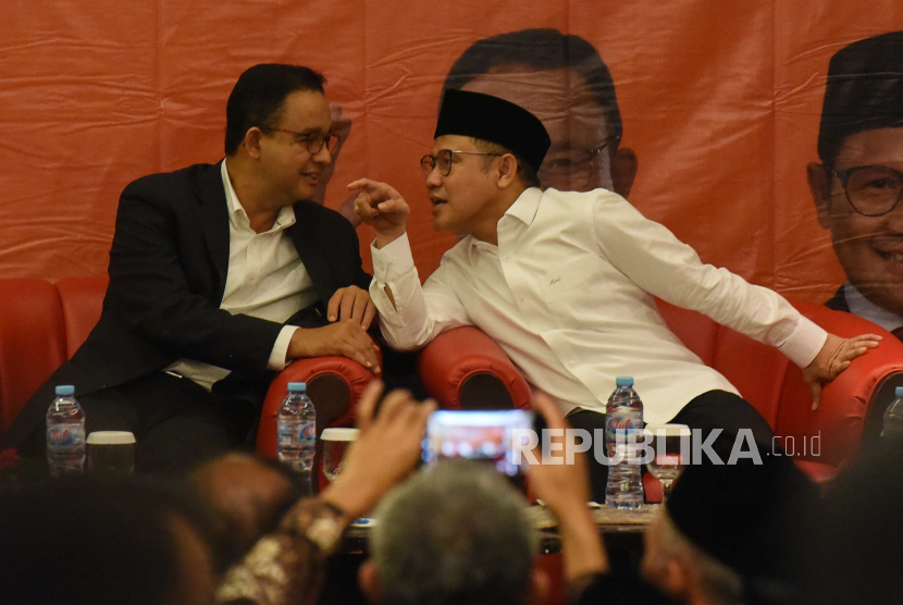 Pasangan calon presiden dan wakil presiden nomor urut satu Anies Baswedan (kiri) dan Muhaimin Iskandar (kanan) berbincang saat menghadiri silaturahim nasional relawan Garda Matahari di Jakarta.