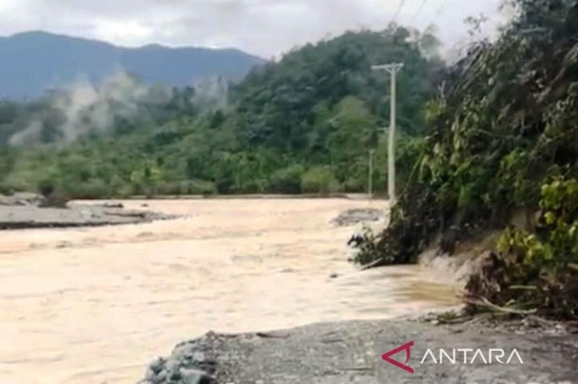 BPBD: Akses jalan ke KAT Sikundo Aceh Barat putus diterjang banjir.