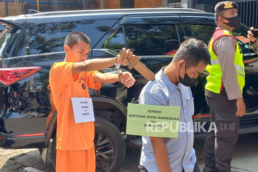 Rekonstruksi kasus penusukan yang mengakibatkan korban meninggal dunia digelar di Jalan Sadakeling, Kota Bandung, Jawa Barat, Selasa (11/7/2023). 