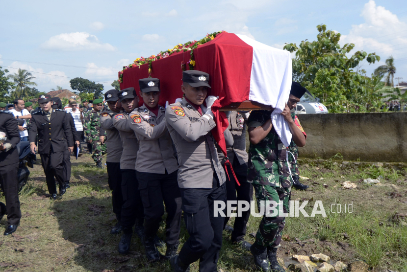 Sejumlah anggota TNI-Polri mengusung jenazah Bripda M Ghalib Surya Ganta saat akan dimakamkan di Bandarlampung, Lampung, Selasa (18/3/2025).