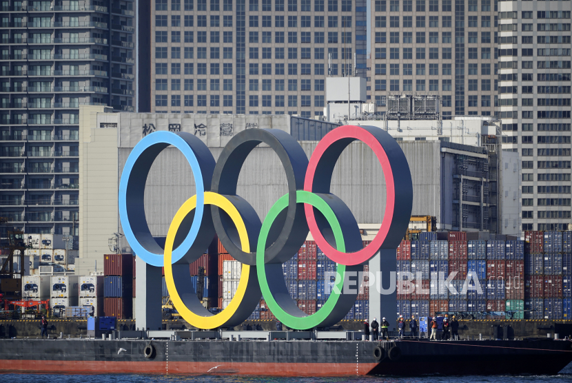 Monumen cincin Olimpiade diangkut ke tepi laut Taman Laut Odaiba, di Tokyo, Jepang, 01 Desember 2020. Monumen cincin Olimpiade telah dipasang kembali ke lokasi aslinya setelah pekerjaan pemeliharaan. Olimpiade Tokyo 2020 telah dijadwalkan ulang menjadi 23 Juli 2021, karena pandemi virus corona. 