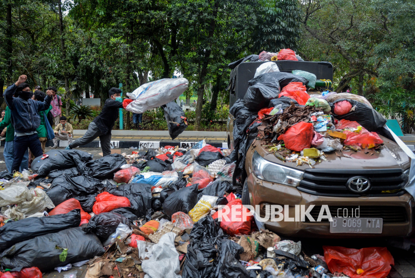 Sampah Menumpuk Tak Kunjung Teratasi, Mahasiswa Gelar Aksi Buang Sampah di Kantor Walkot Tangsel