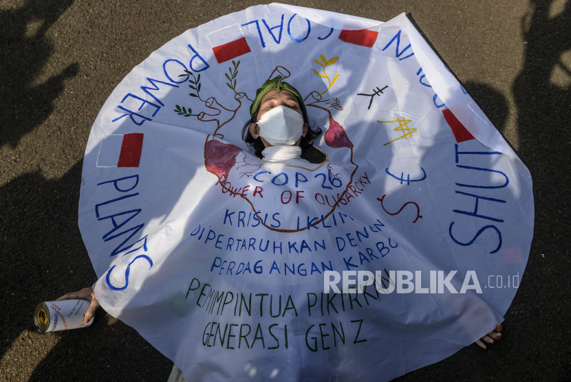 Pengunjuk rasa dari berbagai Aliansi Perlawanan Iklim menggelar aksi di kawasan Monumen Nasional (Monas), Jakarta, Jumat (5/11/2021). Mereka meminta pemerintah lebih mengutamakan perlindungan masa depan rakyat terkait krisis iklim yang telah terjadi di Indonesia. 
