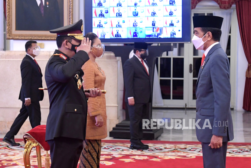 Kapolri Jenderal Pol Listyo Sigit Prabowo (kiri) memberi hormat kepada Presiden Joko Widodo (kanan) seusai upacara pelantikan Kapolri di Istana Negara, Jakarta, Rabu (27/1/2021). Listyo Sigid Prabowo dilantik menjadi Kapolri menggantikan Idham Azis yang memasuki masa pensiun. 
