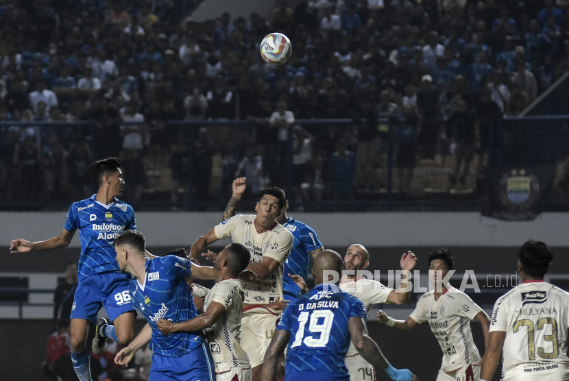 Sejumlah pemain Persib Bandung berebut bola dengan pemain Bali United FC pada pertandingan lanjutan BRI Liga 1 di Stadion Gelora Bandung Lautan Api (GBLA) Gedebage, Kota Bandung, Jawa Barat, Kamis (3/8/2023). Dalam pertandingan tersebut Persib Bandung imbang melawan Bali United FC dengan skor 0-0.