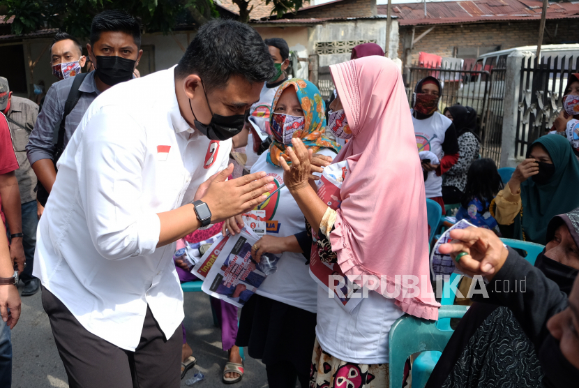 Wali Kota Medan Bobby Nasution (kiri) tanggung biaya pendidikan anak korban geng motor