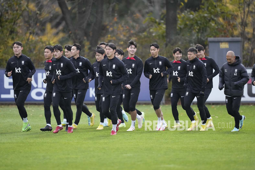Tim sepak bola nasional Korea Selatan melakukan pemanasan selama sesi latihan di National Football Center di Paju, Korea Selatan, Kamis, 3 November 2022. 