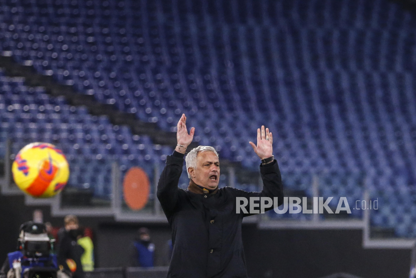 Pelatih AS Roma Jose Mourinho. Mourinho diprediksi tidak akan banyak melakukan rotasi dalam skuadnya saat menghadapi Lecce di babak 16 besar Coppa Italia, Jumat (21/1/2022) dini hari WIB.. 