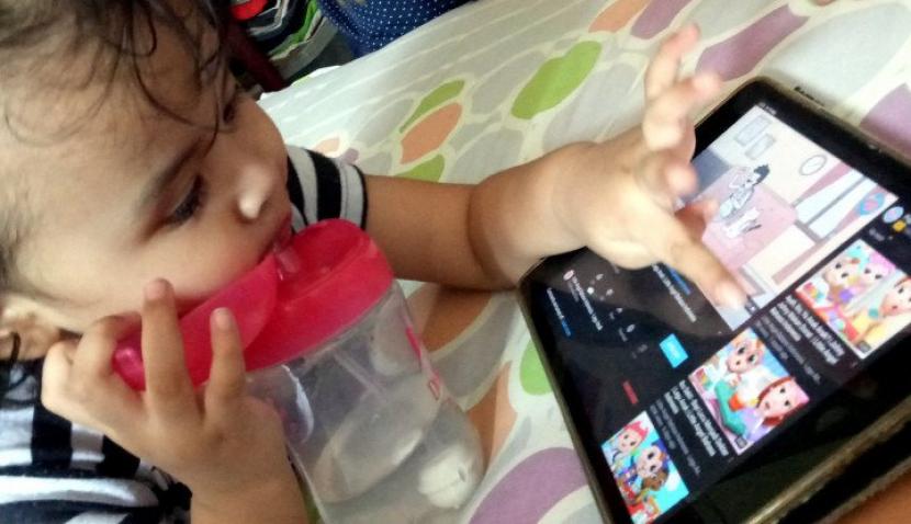 Anak tengah menggunakan gadget (Sufri Yuliardi)