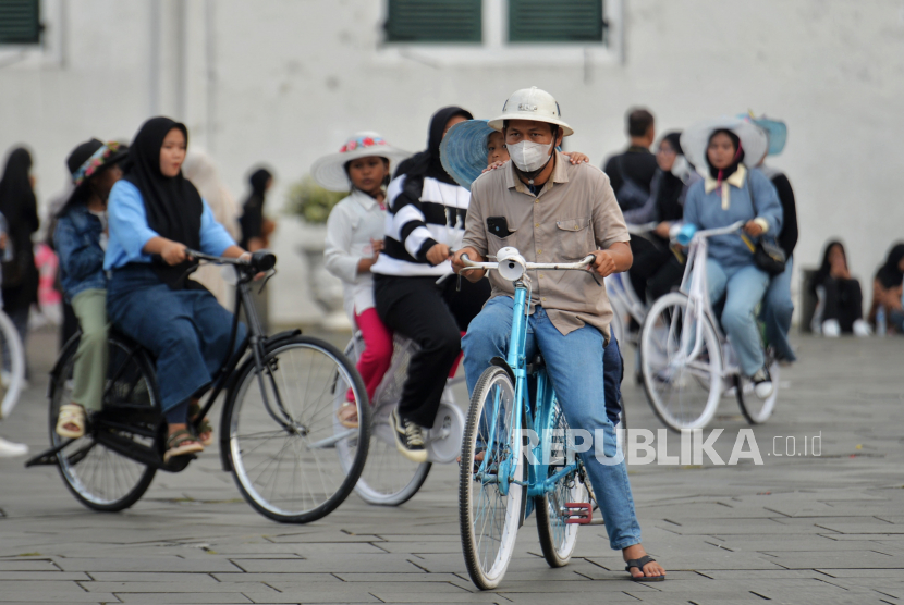 Pengunjung memakai masker saat berwisata di Kawasan Kota Tua, Jakarta, Sabtu (6/5/2023). Kota Tua dipadati ribuan pengunjung pada hari libur nasional perayaan Kenaikan Isa Al Masih pada Kamis (18/5/2023).