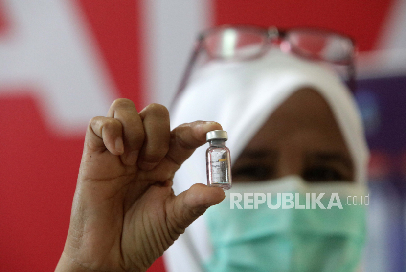  Seorang petugas kesehatan memegang botol vaksin COVID-19 di Rumah Sakit Umum Banda Aceh, di Banda Aceh, Indonesia.
