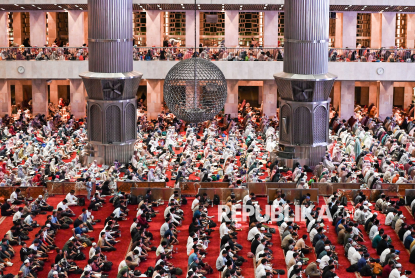 Sejumlah umat Islam membaca Alquran surat Yasin pada Malam Nisfu Syaban di Masjid Istiqlal, Jakarta, Senin (2/2/2026). Malam Nisfu Syaban momentum spiritual bagi umat Islam untuk muhasabah atau instropeksi diri dalam menyambut datangnya bulan suci Ramadhan 1447 H. 