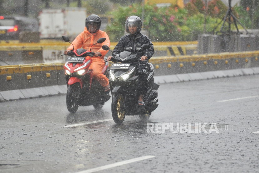 Pengendara menerobos hujan lebat yang mengguyur di Kawasan Jalan MH Thamrin, Jakarta (ilustrasi). Prakiraan cuaca dari BMKG menyebutkan Jakarta berpotensi diguyur hujan ringan hingga lebat pada Jumat 