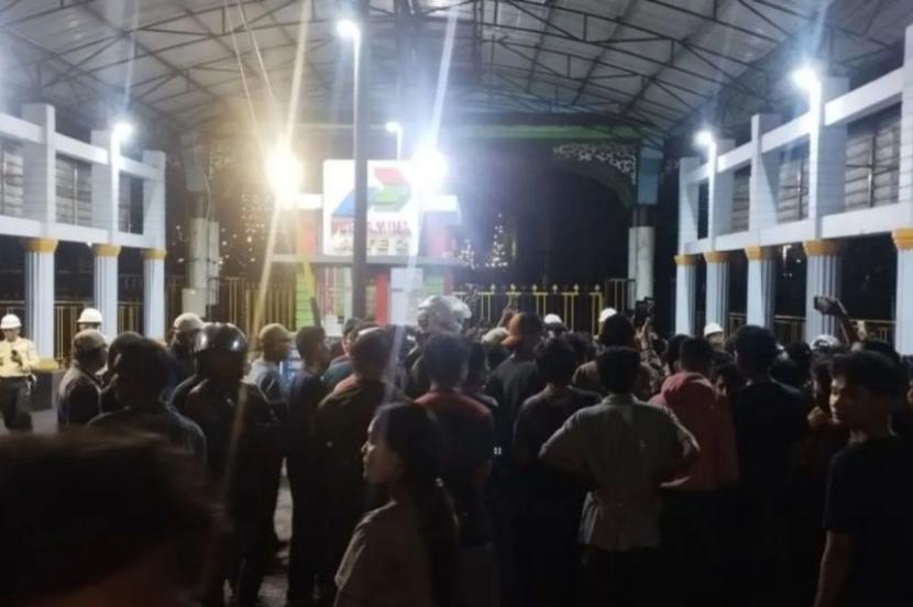 Ledakan keras menyertai kebakaran di Kilang Pertamina Dumai.