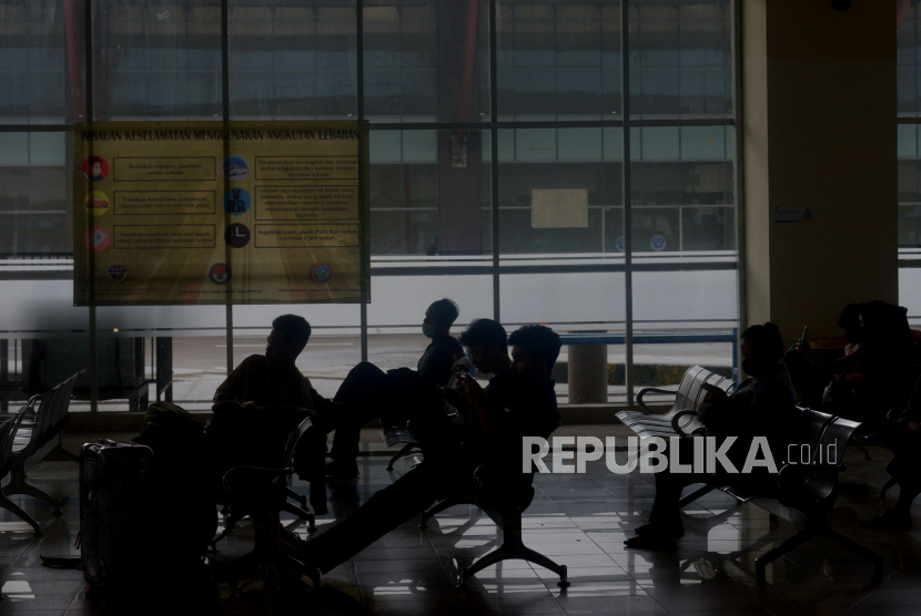 Calon penumpang menunggu keberangkatan Bus di Terminal Terpadu Pulo Gebang, Jakarta.
