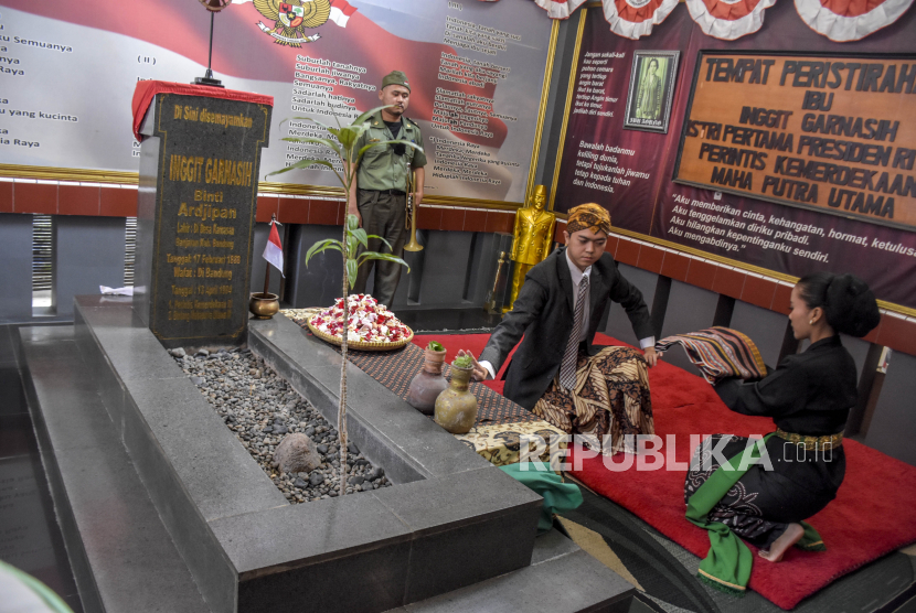Makam Ibu Inggit Garnasih di Babakan Ciparay, Kota Bandung. Pemprov Jabar tunjuk tim khusus untuk melengkapi berkas Inggit Garnasih jadi pahlawan