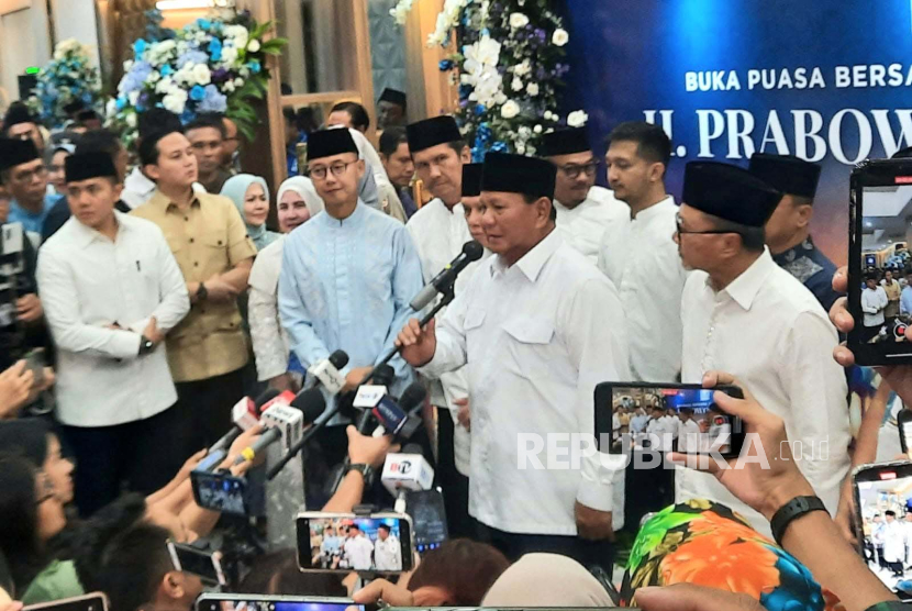 Capres pemenang Pilpres 2024, Prabowo Subianto saat menghadiri acara berbuka bersama di Kantor DPP PAN, Jakarta Selatan, Kamis (21/3/2024). 