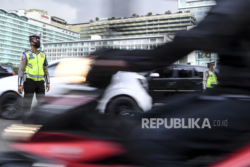 Petugas kepolisian menggelar pemeriksaan kepatuhan Pembatasan Sosial Berskala Besar (PSBB). Ilustrasi