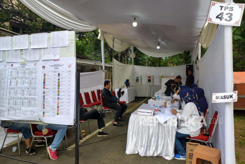 Pelaksanaan pemungutan suara ulang (PSU). Pemungutan suara ulang di TPS 03 di Padukuhan Kalipakis Ambarbinangun Bantul lancar.