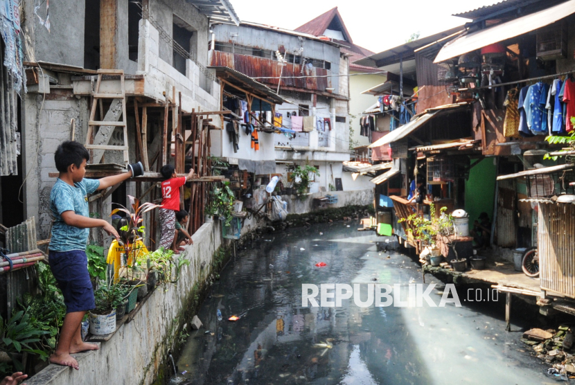 Anak -anak bermain di permukiman padat penduduk di kawasan Kebon Melati, Jakarta, Ahad (15/6/2025). Data terakhir Bank Dunia menyebutkan angka kemiskinan di Indonesia melonjak drastis hingga menyentuh angka 194,6 juta jiwa sesuai hitungan baru Bank Dunia pada Juni 2025. Namun, angka ini nampak jauh berbeda dengan hitungan kemiskinan yang terakhir kali dirilis BPS. Tingkat kemiskinan Indonesia per September 2024, dalam rilisan BPS, hanya sebesar 8,57% atau sekitar 24,06 juta jiwa.