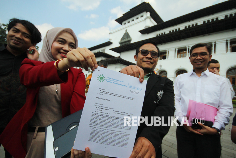 Direktur Democracy and Election Empowerment Partnership (DEEP) Indonesia Neni Nurhayati didampingi kuasa hukum memperlihatkan surat somasi untuk Pemprov Jabar, Senin (21/7/2025). Surat somasi tersebut berkaitan pemasangan fotonya tanpa izin di konten Diskominfo Jabar.