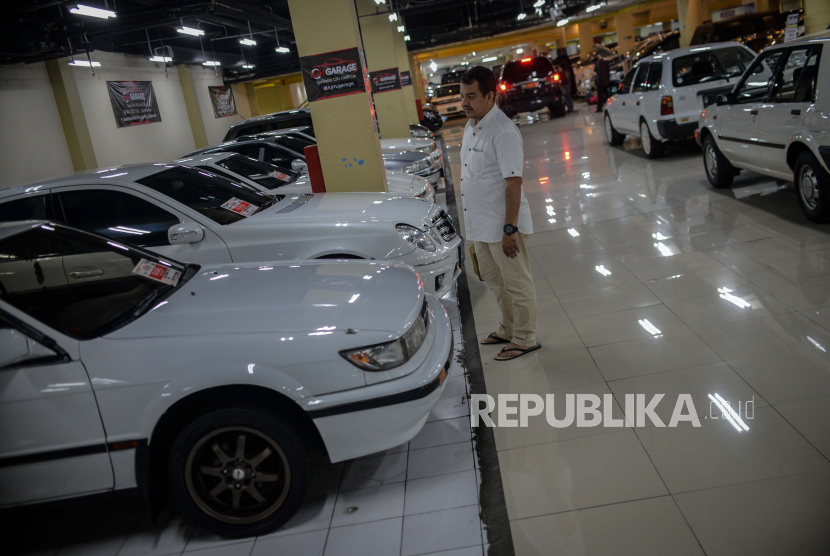 Pengunjung mengamati kendaraan mobil yang dipajang di Bursa mobil bekas Blok M, Jakarta, Senin (24/6). Lembaga pemeringkat Fitch Ratings menyebutkan, penjualan kendaraan roda empat di Indonesia akan pulih secara bertahap pada tahun depan.