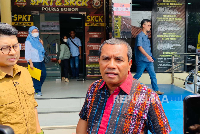 Juru Bicara RS Sentosa Bogor, Gregg Djako, mendampingi tujuh nakes dalam pemeriksaan kasus bayi tertukar di Polres Bogor, Rabu (16/8/2023). 
