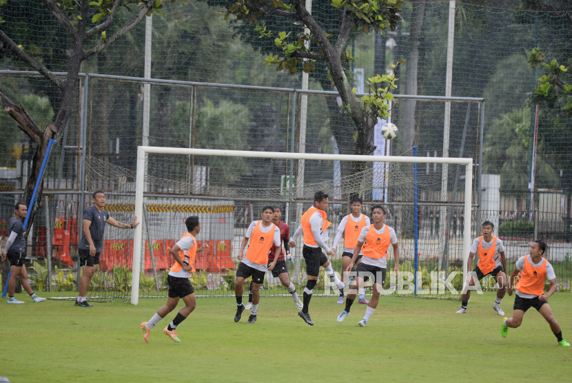 Pesepak bola timnas U-20 saat berlatih di Lapangan A Senayan, Jakarta, Rabu (15/2/2023). Timnas U-20 menjalani pemusatan latihan jelang kejuaraan Piala Asia U-20 2023.