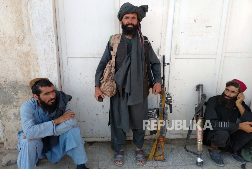 Taliban terlihat di dalam kota Farah, ibu kota provinsi Farah di barat daya Kabul, Afghanistan, Rabu, 11 Agustus 2021.