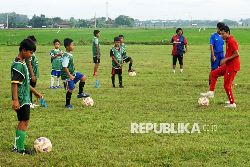 Anak-anak berlatih sepak bola (ilustrasi).