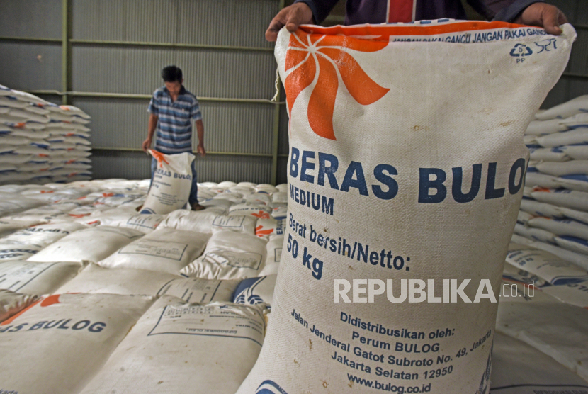 Pekerja mengangkut beras di Gudang Perum Bulog (ilustrasi). Perum Bulog Nusa Tenggara Barat menggelontorkan sebanyak 100 ton beras kualitas medium per hari guna menjaga stabilisasi harga bahan pokok tersebut di tingkat konsumen.
