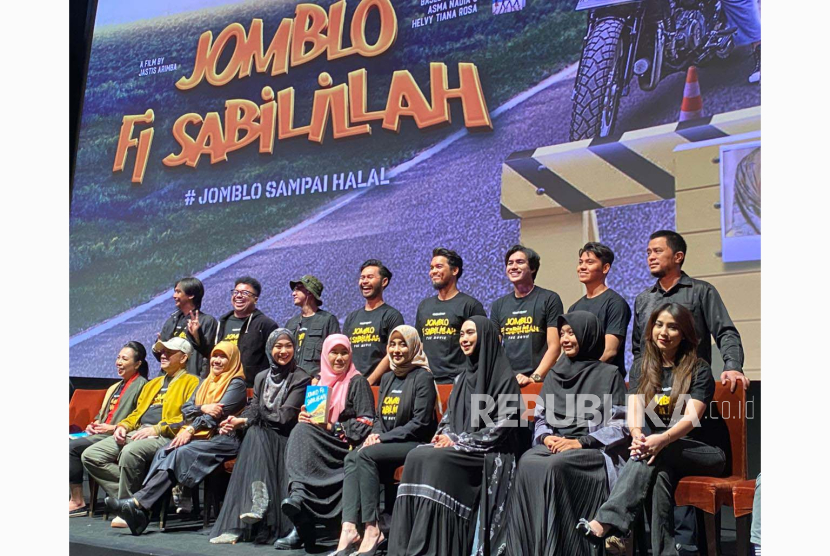 Tim produksi dan para pemain film Jomblo Fi Sabilillah dalam konferensi pers di Epicentrum XXI, Jakarta, Sabtu (2/9/2023). 