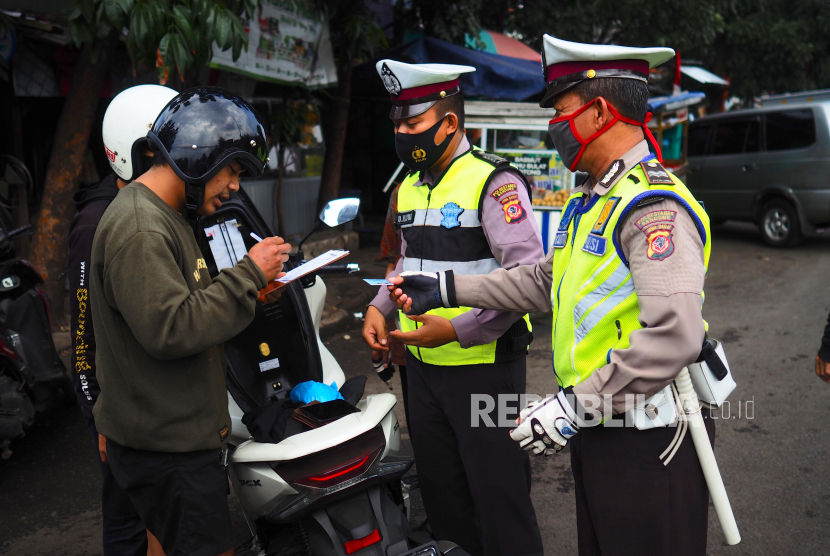 Pemerintah Kabupaten (Pemkab) Bogor, Jawa Barat, menaikkan nominal denda aturan bermasker pada pembatasan sosial berskala besar (PSBB) praadaptasi kebiasaan baru (AKB), menjadi Rp 100 ribu (Foto: ilustrasi tilang masker)