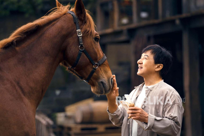 Lao Luo (Jackie Chan) bersama kuda kesayangannya Red Hare di film Ride On  Disutradarai Larry Yang, film ini akan tayang di bioskop mulai 11 April.