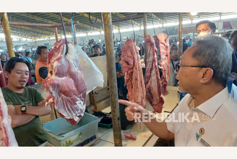 Menteri Perdagangan (Mendag) Zulkifli Hasan meninjau harga bahan pokok di Pasar Sehat Soreang, Kabupaten Bandung, Selasa (26/3/2024). 