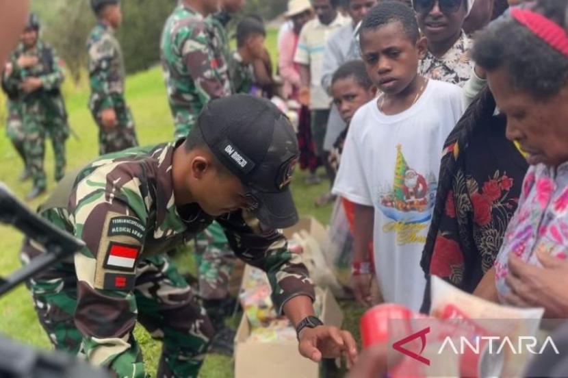 Satgas Yonif 511/DY Bagikan Makanan Ringan Sambut Tahun Baru di Pirime