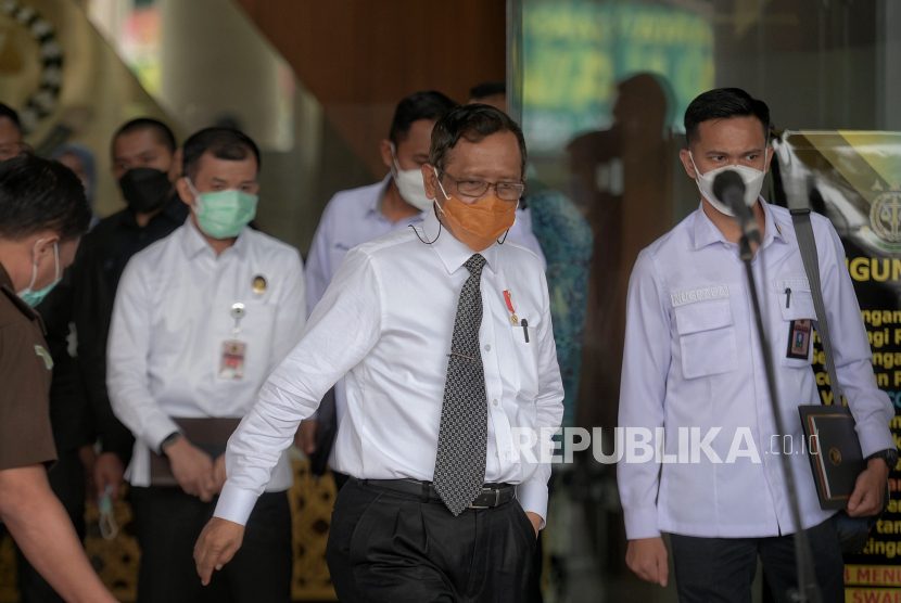 Menteri Koordinator bidang Politik, Hukum dan Keamanan Mahfud MD saat kunjungan kerjan ke Kantor Kejaksaan Agung, Jakarta Selatan, Senin (15/3). Dalam kunjungan tersebut membahas mengenai penerapan Pasal 2 dan Pasal 3 UU No 31 Tahun 1999 serta dugaan tindak pidana korupsi PT Asabri.