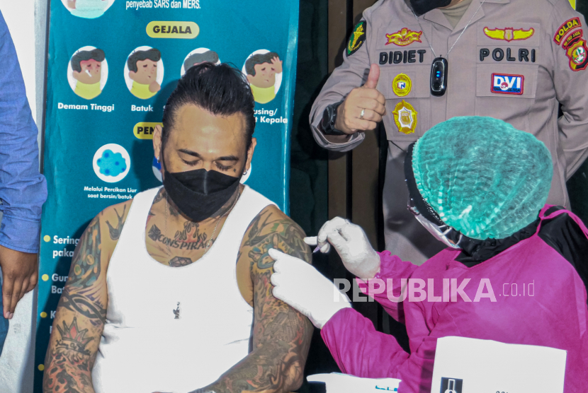 Musisi I Gede Ari Astina alias Jerinx menerima vaksin Covid-19 Sinovac dosis pertama di poliklinik Markas Polda Metro Jaya, Semanggi, Jakarta Selatan, Ahad (15/8). 