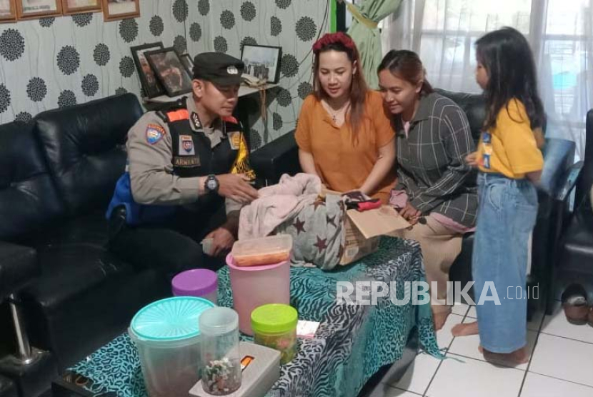 Bayi berjenis kelamin laki-laki ditemukan di Flyover Kopo, Jalan Soekarno Hatta, Kota Bandung, Selasa (12/12/2023) sekitar pukul 07.30 Wib oleh pengendara yang tengah melintas di jalur tersebut. Diduga bayi tersebut dibuang orang tuanya. 