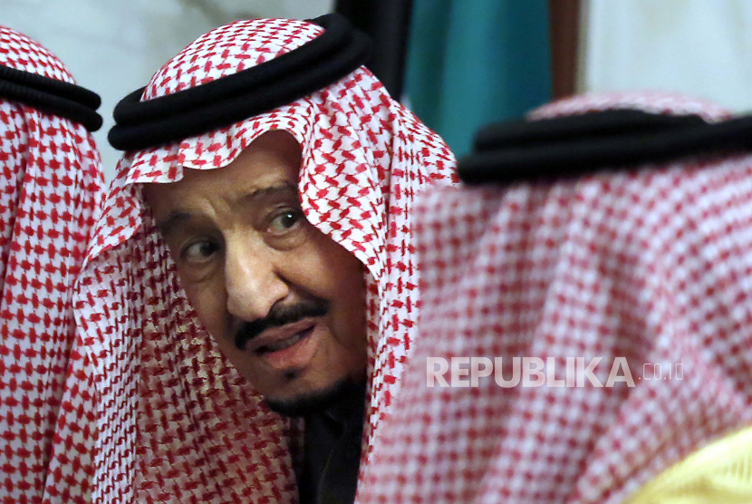 Raja Saudi Salman berbicara selama KTT Dewan Kerjasama Teluk ke-40 di Riyadh, Arab Saudi. Raja Arab Saudi King Salman dipulangkan dari sebuah rumah sakit di ibu kota, Riyadh, setelah lebih dari seminggu setelah operasi untuk mengangkat kantung empedunya, Pengadilan Kerajaan mengatakan dalam sebuah pernyataan Kamis malam, 30 Juli 2020. 