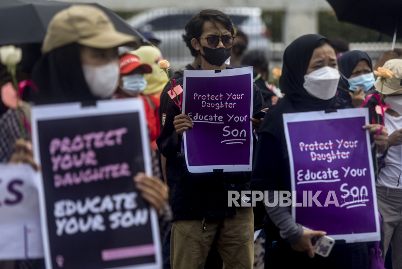 Sejumlah massa aksi yang tergabung dalam Jaringan Pembela Hak Perempuan Korban Kekerasan Seksual melakukan unjuk rasa di depan Gedung DPR, Jakarta, Rabu (22/12). Pada aksi tersebut mereka menuntutu DPR RI mengesahkan Rancangan Undang-undang Tindak Pidana Kekerasan Seksual (RUU TPKS) sebagai RUU Inisiatif DPR RI pada sidang paripurna DPR pembukaan masa sidang 13 Januari 2022 sebagai bentuk perempuan Indonesia bebas dari kekerasan dan pelecehan seksual. Republika/Putra M. Akbar